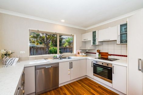 Photo of property in 17 Balmerino Grove, Waikanae, 5036