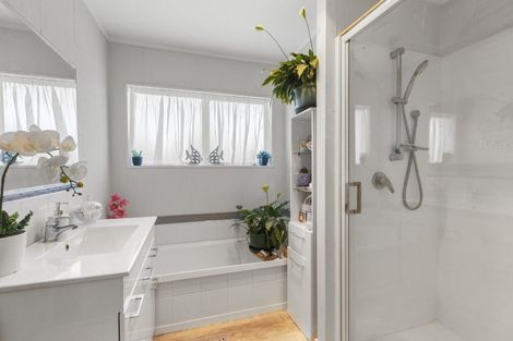 Photo of property in 27 Brookesmith Drive, Waiuku, 2123