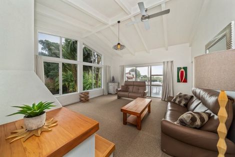 Photo of property in 7 Mcfarlane Street, Oakura, 4314