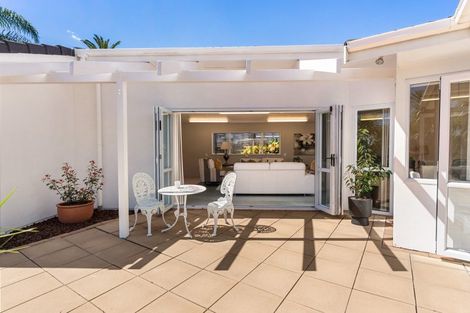 Photo of property in 15 Pickwick Parade, Mellons Bay, Auckland, 2014