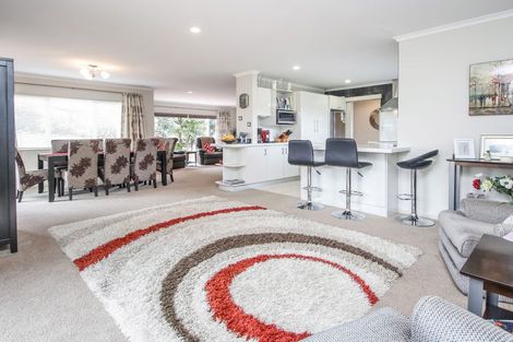 Photo of property in 13 Bridgehead Cove, West Harbour, Auckland, 0618