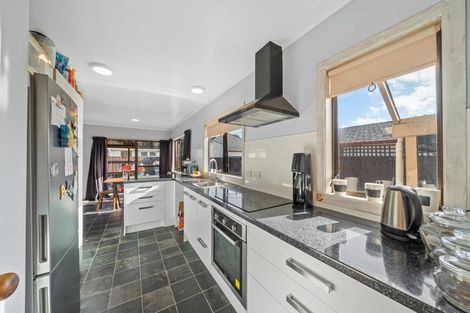 Photo of property in 2/52 Athlone Crescent, Avalon, Lower Hutt, 5011