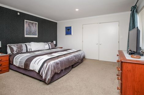 Photo of property in 13 Bridgehead Cove, West Harbour, Auckland, 0618
