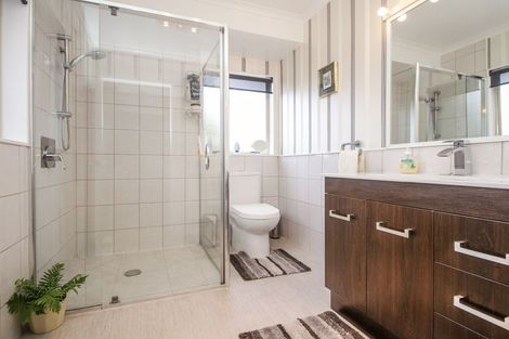 Photo of property in 13 Bridgehead Cove, West Harbour, Auckland, 0618