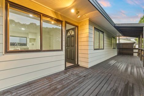 Photo of property in 2/8 Kirklow Place, Goodwood Heights, Auckland, 2105