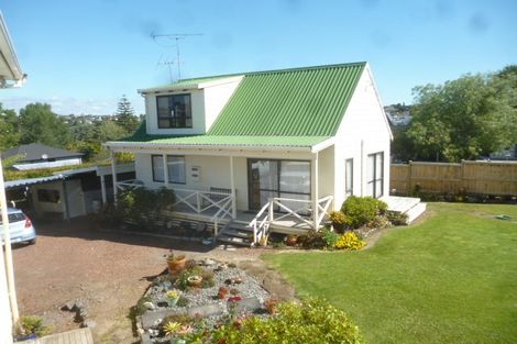 Photo of property in 76 Marine Parade, Mellons Bay, Auckland, 2014