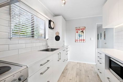 Photo of property in 15a Ngahere Views, Orewa, 0931