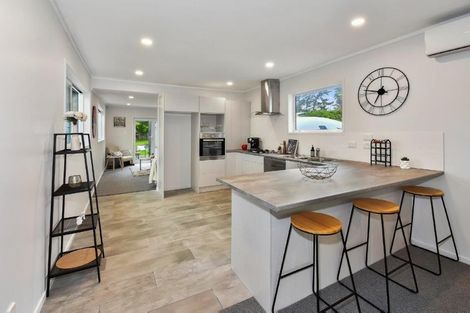 Photo of property in 4 Kawakawa-orere Road, Kawakawa Bay, Papakura, 2585