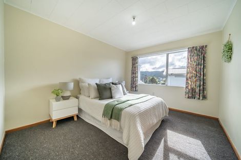 Photo of property in 31 Aniseed Grove, Timberlea, Upper Hutt, 5018