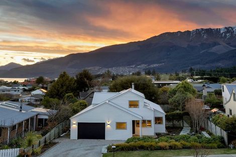 Photo of property in 5 Cedar Drive, Kelvin Heights, Queenstown, 9300