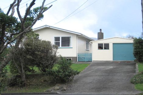 Photo of property in 25 Cotswold Crescent, Newlands, Wellington, 6037