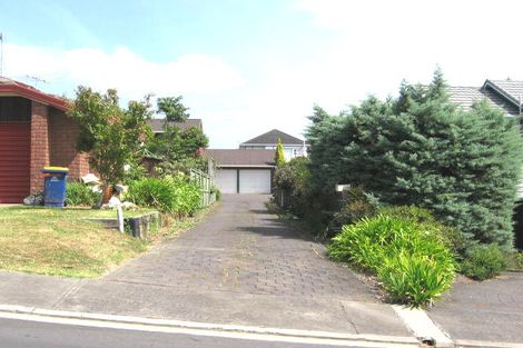 Photo of property in 6 Landsberg Way, Windsor Park, Auckland, 0632