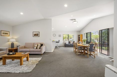 Photo of property in 2/23 Kiteroa Terrace, Rothesay Bay, Auckland, 0630