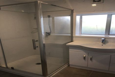 Photo of property in 1/127 Lynn Road, Bayview, Auckland, 0629