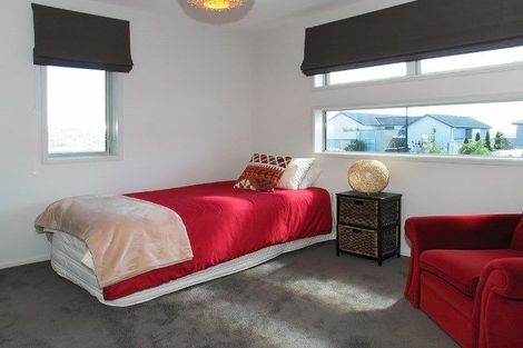 Photo of property in 10 Hollyford Place, Aotea, Porirua, 5024