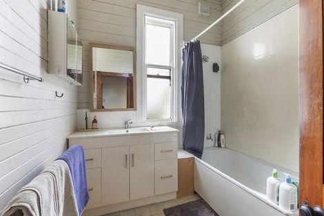 Photo of property in 30 Apuka Street, Brooklyn, Wellington, 6021