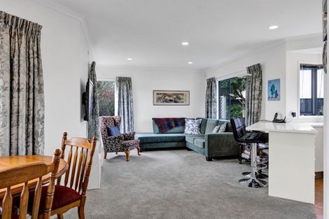 Photo of property in 10 Taylor Place, Merrilands, New Plymouth, 4312