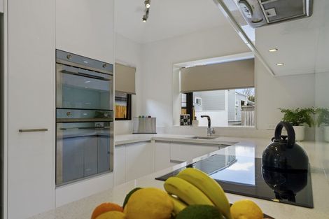 Photo of property in 13a Horotutu Road, Greenlane, Auckland, 1061