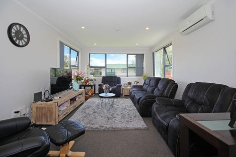 Photo of property in 9 Staverton Crescent, Mangere, Auckland, 2022