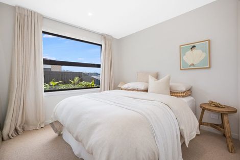 Photo of property in 75 Queen Charlotte Drive, Aotea, Porirua, 5024