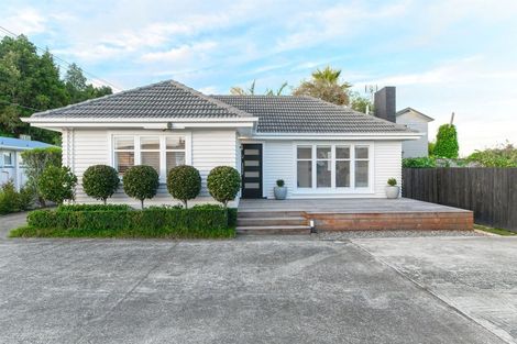 Photo of property in 1/17 Hillcrest Avenue, Hillcrest, Auckland, 0627
