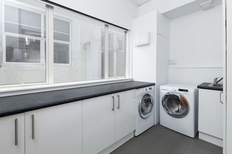 Photo of property in Devonport Apartments, 30/127 Saint Aubyn Street, New Plymouth, 4310