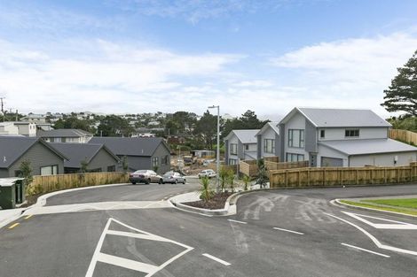 Photo of property in 16 Brindle Way, Newlands, Wellington, 6037