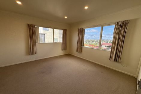 Photo of property in 4 Highgrove Lane, Totara Vale, Auckland, 0632