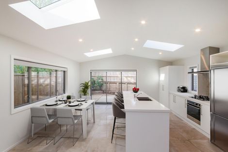 Photo of property in 5a Woodstock Place, Hokowhitu, Palmerston North, 4410