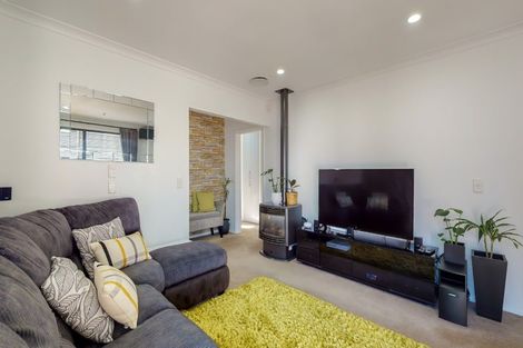 Photo of property in 14c Bracken Road, Newlands, Wellington, 6037