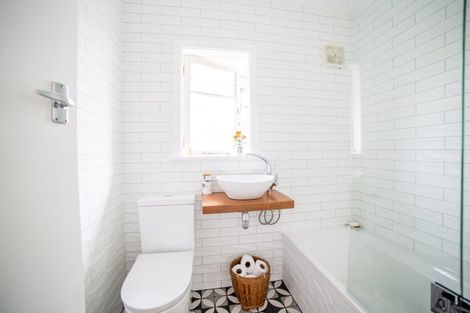 Photo of property in 34 Highland Avenue, Titirangi, Auckland, 0604