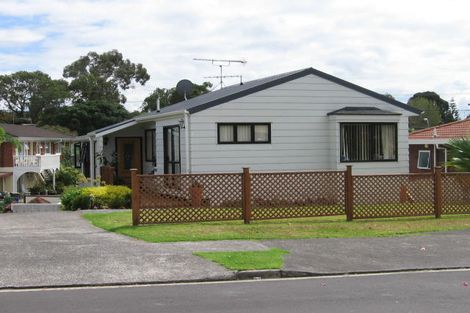 Photo of property in 28 Taupiko Place, Green Bay, Auckland, 0604