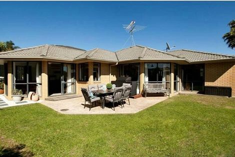 Photo of property in 19 Crimson Park, Oteha, Auckland, 0632