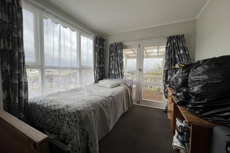 Photo of property in 1 Gaede Terrace, Sunnyvale, Auckland, 0612