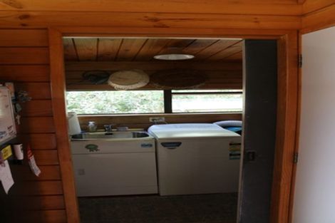 Photo of property in 2 Twin Wharf Road, Herald Island, Auckland, 0618