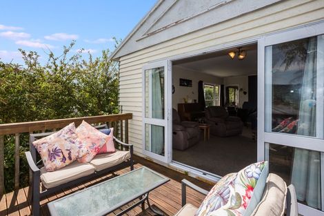 Photo of property in 16 Raroa Terrace, Tawa, Wellington, 5028