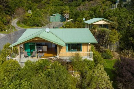 Photo of property in 21 Amelia Crescent, Waikawa, Picton, 7220