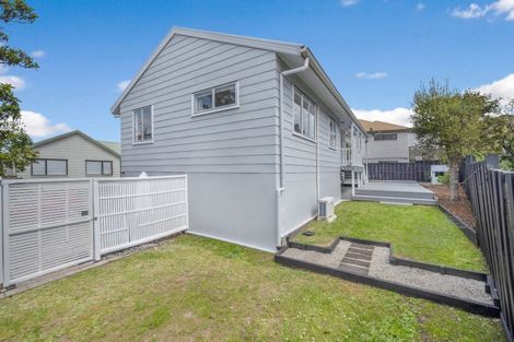 Photo of property in 2/134 Bradbury Road, Botany Downs, Auckland, 2010