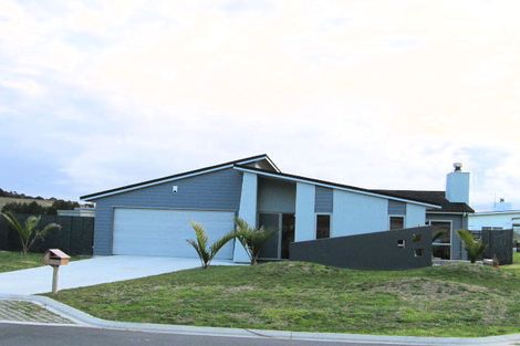 Photo of property in 54 Paraoa Crescent, Omaha, 0986