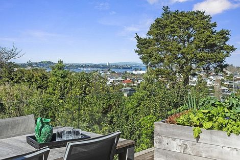 Photo of property in 32 Seaview Avenue, Northcote, Auckland, 0627
