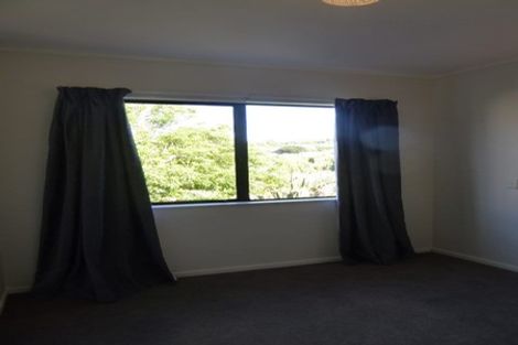 Photo of property in 14a Warrington Grove, Newlands, Wellington, 6037