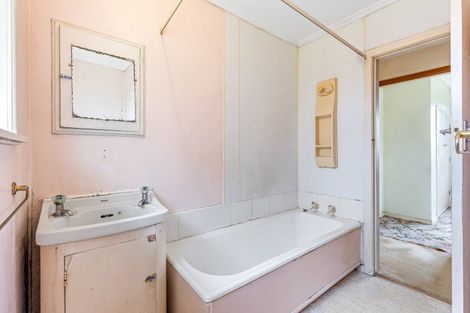 Photo of property in 143 Edmonton Road, Te Atatu South, Auckland, 0610