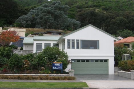 Photo of property in 85 Kakariki Grove, Waikanae, 5036