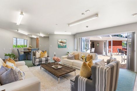 Photo of property in 15 Pickwick Parade, Mellons Bay, Auckland, 2014