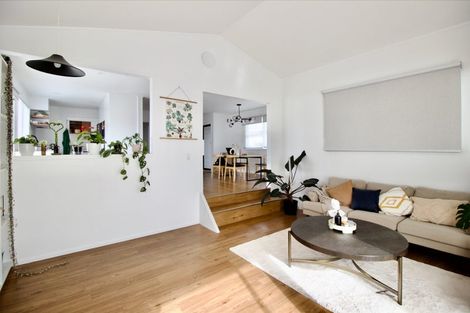 Photo of property in 5 Ngatoa Place, Glenfield, Auckland, 0629