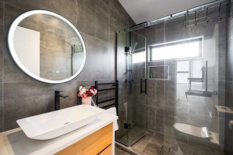 Photo of property in 25b Kiteroa Terrace, Rothesay Bay, Auckland, 0630