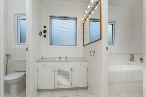 Photo of property in 10 Woodcote Drive, Glenfield, Auckland, 0629
