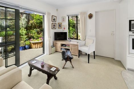 Photo of property in 1/274 East Coast Road, Forrest Hill, Auckland, 0620