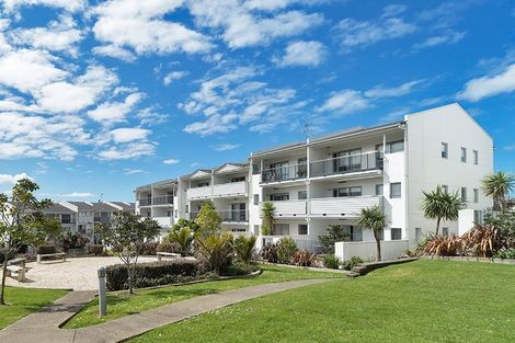 Photo of property in 11d/60 Masons Road, Oteha, Auckland, 0632