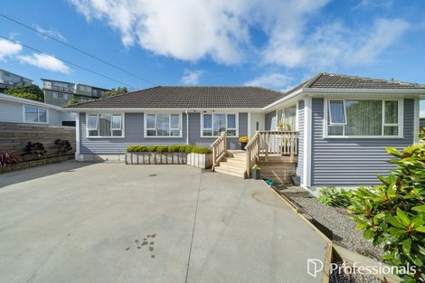Photo of property in 19 Turville Crescent, Newlands, Wellington, 6037